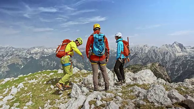 登山运动员在阳光下的落基山顶上击掌视频下载