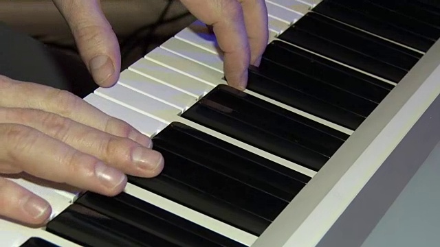音乐家在数字钢琴上演奏。钢琴家的手。电子合成器或电子钢琴视频下载