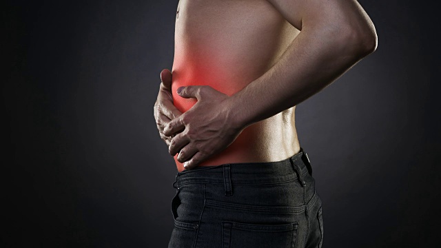 男人腹部疼痛，腹部疼痛在黑色背景上视频素材