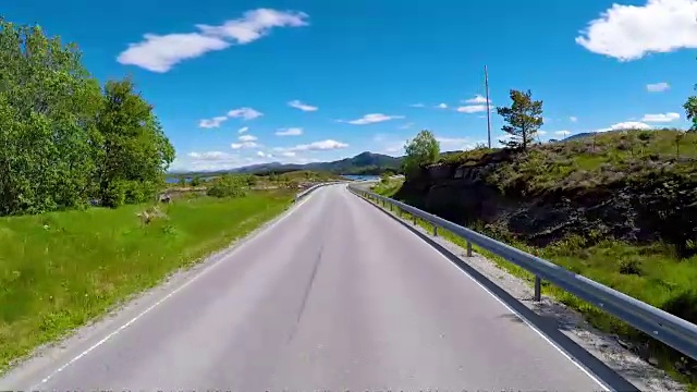 在挪威的一条路上驾驶汽车大西洋路或大西洋路(Atlanterhavsveien)被授予(挪威世纪建设)的称号。视频素材