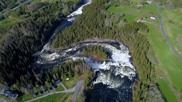 雅姆特兰西部的里斯塔法勒瀑布被列为瑞典最美丽的瀑布之一。视频下载