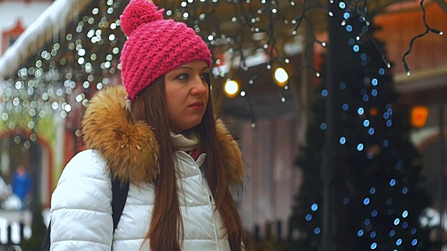 年轻女子严肃的脸在冬天的城市视频素材