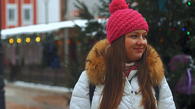 年轻女子微笑的脸在冬天的城市视频素材
