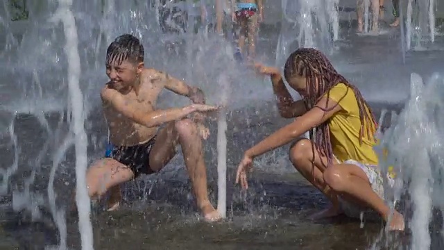 孩子们在喷泉里玩耍视频素材
