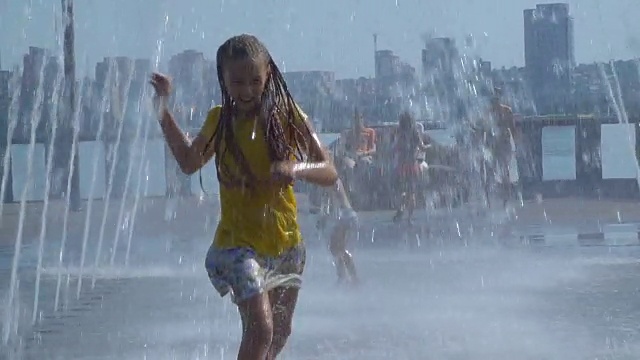 小女孩跑过喷泉视频素材