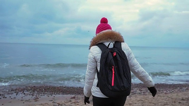 年轻女子在海上漫步视频素材