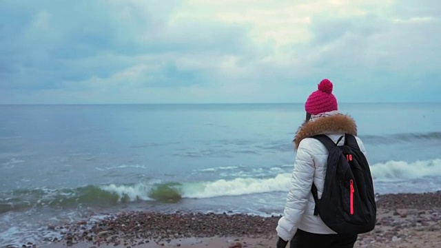 年轻女子在海上漫步视频素材