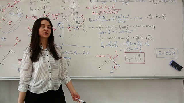 女同学在白板前写数学公式视频素材