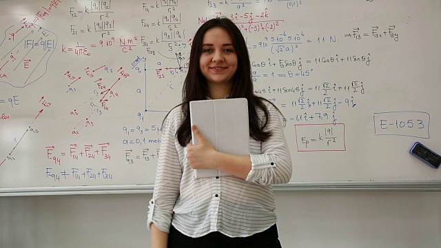 女学生在白板前写数学公式视频素材