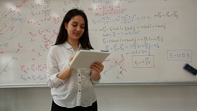 女同学在白板前写数学公式视频素材