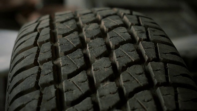 一个汽车轮胎的特写镜头视频素材