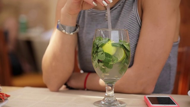 从玻璃杯里喝新鲜饮料的女人视频下载