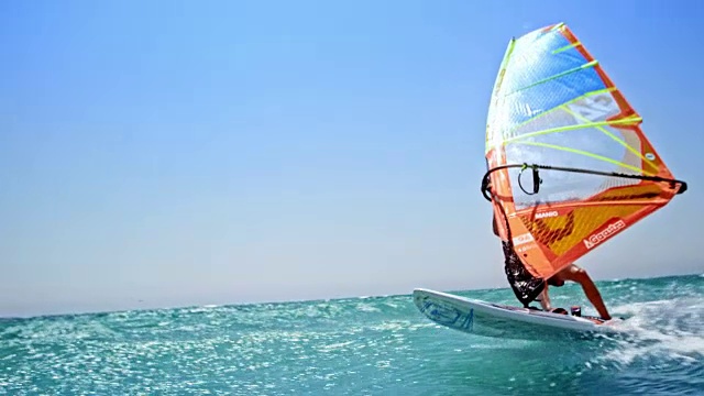SLO MO女风帆冲浪者微笑而骑在阳光下视频下载