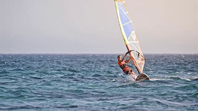 女帆板运动员在一个阳光明媚的日子视频素材