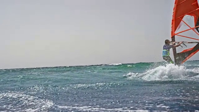 SLO MO帆板做一个跳跃与他的风帆冲浪视频下载