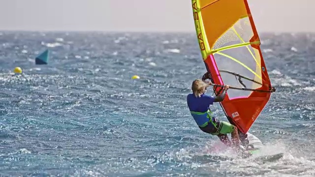 SLO MO Man在阳光下的风帆上冲浪视频素材
