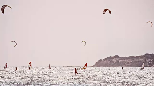 SLO MO风筝和帆板在一个阳光明媚的日子视频下载