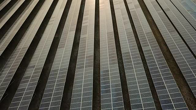 日落时太阳能发电厂的太阳能电池板视频素材