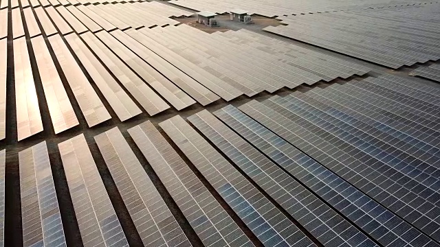 日落时分的太阳能发电站视频素材