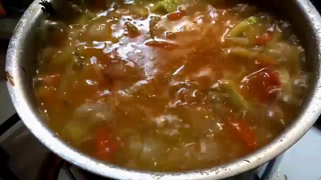 锅里的煎汤好吃极了视频素材