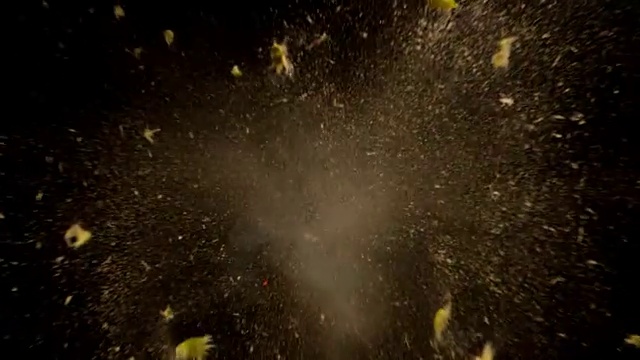 柠檬爆炸在黑色背景在慢动作视频下载