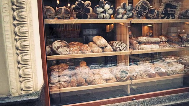 清晨，面包店的橱窗里有新鲜的面包。视频素材