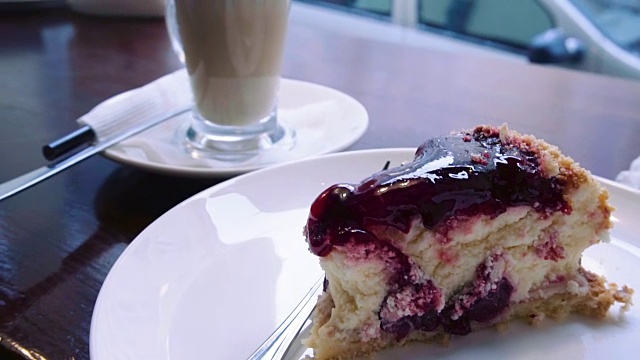 美味的樱桃芝士蛋糕和咖啡。餐厅的早餐，咖啡和派，用平底锅烤。视频素材