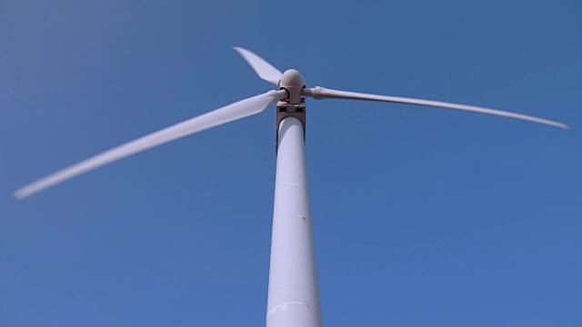 风力发电场下面的羽毛运动视频下载