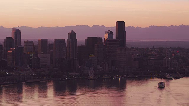 鸟瞰图渡轮和西雅图天际线在日出。视频素材