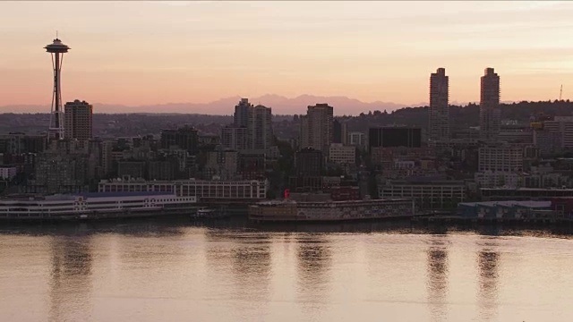 日出时西雅图和渡轮的鸟瞰图。视频素材