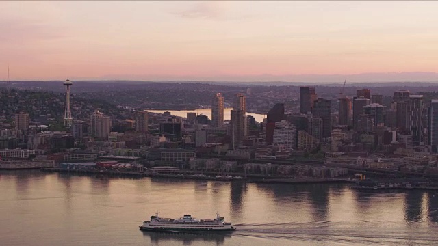 日出时西雅图和渡轮的鸟瞰图。视频素材