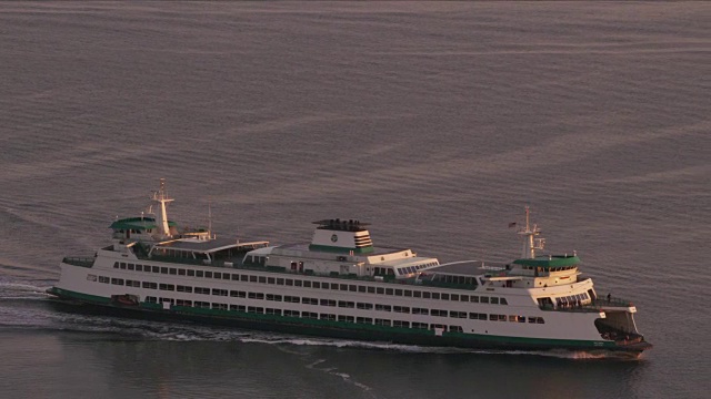 西雅图普吉特海湾日出时的鸟瞰图。视频素材