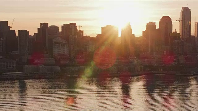 日出时开往西雅图的渡轮。视频素材
