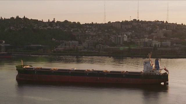 日出时西雅图天际线前的一艘大船。视频素材