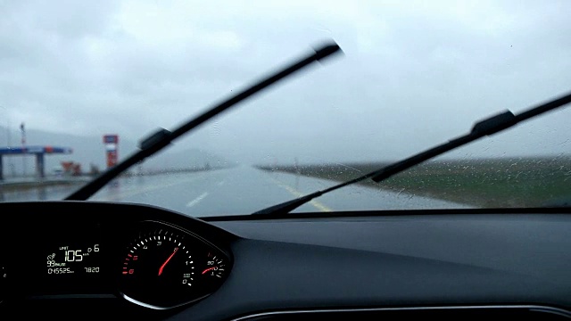 慢车——在雨中驾驶汽车视频素材