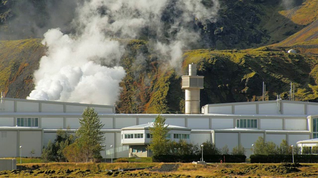 位于冰岛乡村，靠近山麓的地热发电站建筑群视频下载