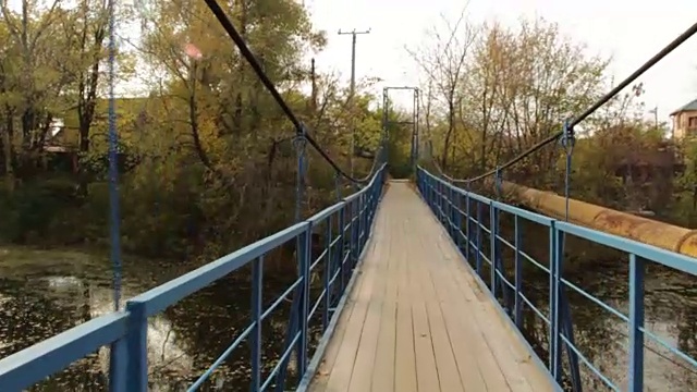河瀑布上悬挂着一座金属桥视频下载