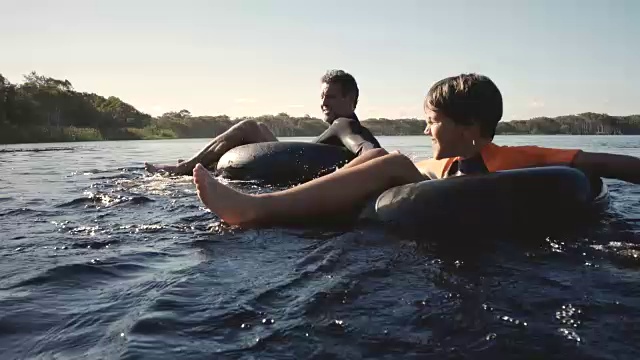 和爸爸在水上玩得很开心视频下载