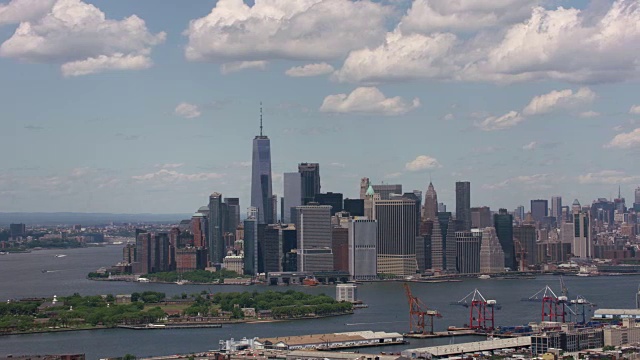航拍曼哈顿下城和总督岛。视频素材