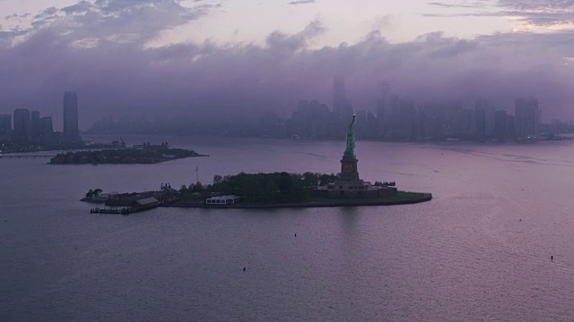 清晨，在接近曼哈顿时飞过自由女神像。视频素材