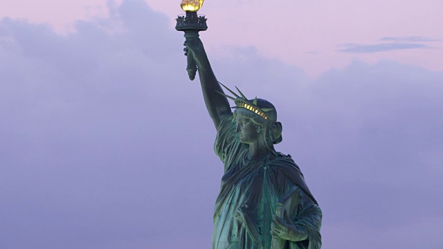 自由女神像日出时的特写鸟瞰图。视频素材