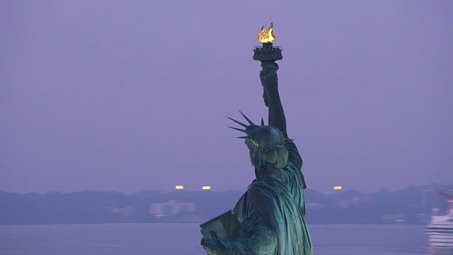 鸟瞰图的自由女神像与上纽约湾的背景。视频素材