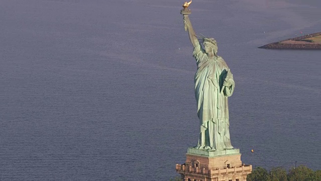 曼哈顿日出时自由女神像的鸟瞰图。视频素材
