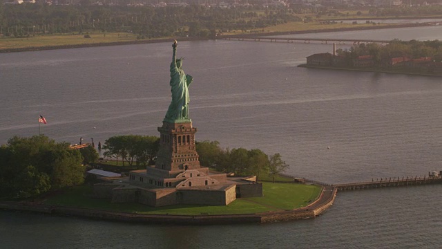 曼哈顿日出时自由女神像的鸟瞰图。视频素材