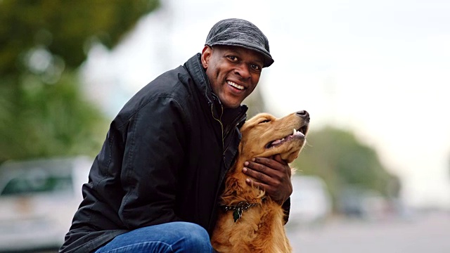 非裔美国人可爱的宠物狗和微笑的镜头。视频素材