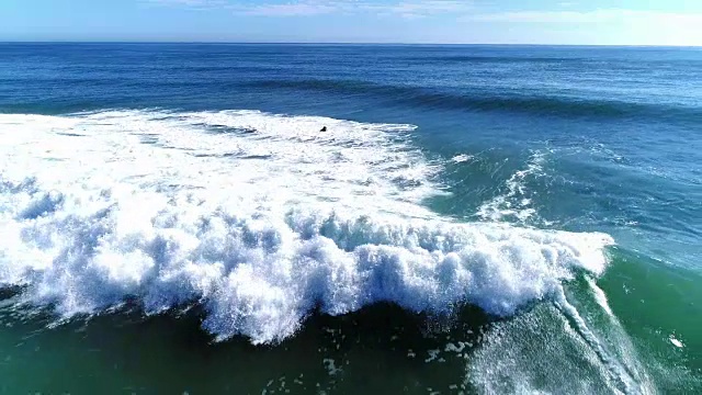 冲浪者乘风破浪的鸟瞰图视频素材