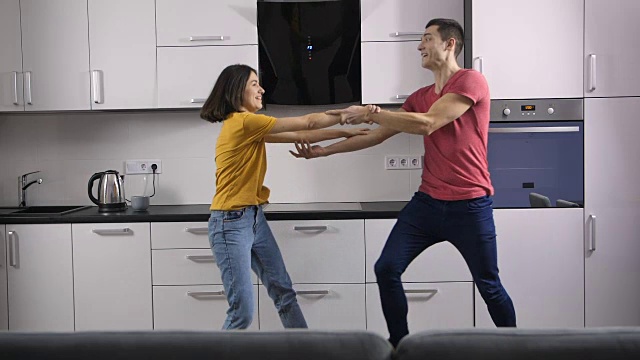 有趣的年轻夫妇在家里跳舞视频素材