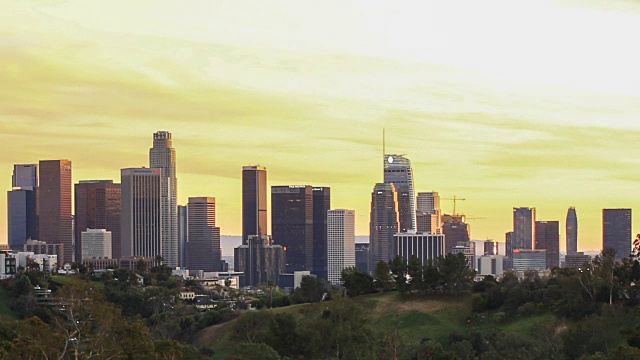 洛杉矶城市天际线与飞艇在市中心上空-时间流逝视频素材