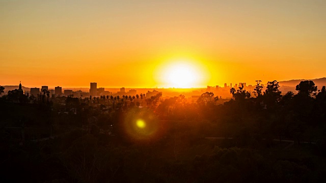 惊人的洛杉矶日落和移动镜头耀斑-时间流逝视频素材