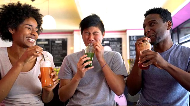 多民族的朋友在一家餐厅喝果汁，笑得很开心视频素材